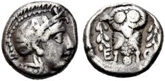GRIECHEN ATTIKA. ATHEN. Hemidrachme (2,09g). 393 - 295 v. Chr. Vs.: Kopf der Athena mit olivenbekränztem Helm n. r. Rs.: A/Q-E, Eule i. V. stehend, flankiert von zwei Olivenzweigen. SNG Cop 68ff.