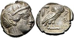 GRIECHEN ATTIKA. ATHEN. Tetradrachme (15,89g). 454 - 404 v. Chr. Vs.: Kopf der Athena mit Scheibenohrring und Perlenkette in einem mit Olivenblättern geschmücktem attischen Helm n. r. Rs.: AQE, Eule n
