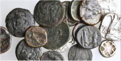 LOTS Griechische Münzen 5. - 3. Jh. v. Chr. Tetradrachme Athen, 4. Jh. (1), Drachmen Epirus (1), Korkyra (1), Parion (1). Ansonsten Bronzemünzen, hauptsächlich aus Thessalien. 22 Stück! ss VERKAUFT WI