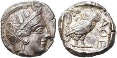GRIECHEN ATTIKA. ATHEN. Tetradrachme (17,17g). 454 - 404 v. Chr. Vs.: Kopf der Athena mit Scheibenohrring und Perlenkette in einem mit Olivenblättern geschmücktem attischen Helm n. r. Rs.: ΑΘΕ, Eule n