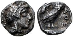 GRIECHEN ATTIKA. ATHEN. Obol (0,55g). 2. Drittel 5. Jh. v. Chr. Vs.: Kopf der Athena mit attischem Helm n. r. Rs.: ΑΘΕ, Eule, Olivenzweig und Mondsichel. Svoronos Taf.8,40ff.: Seltman Taf. XXIV; Slg. 