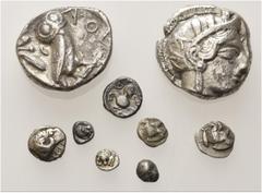 LOTS Diverses. 5. / 4. Jh. v. Chr. Schöne Sammlung verschiedener Münzen: Tetradrachme Athen (2), diverse Kleinmünzen, darunter ein keltischer Obol (1). 9 Stück! ss VERKAUFT WIE BESEHEN, KEINE RÜCKGABE