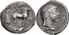 GRIECHEN SIZILIEN LEONTINOI Objekt-Nr.: 34 Tetradrachme (17,31 g.), ca. 466 v. Chr. Vs.: Quadriga n. r., der Wagenlenker wird von vor ihm schwebender Nike bekränzt, im Abschnitt n. r. springender Löwe