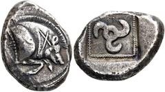 GRIECHEN LYKIEN. UNBESTIMMTER DYNAST. Stater (8.36g). ca. 520 - 470 v. Chr. Vs.: Vorderteil eines Ebers mit aufgestelltem Kamm n. r. Auf der Schulter X. Rs.: Quadratum incusum mit Triskeles in Perlrah
