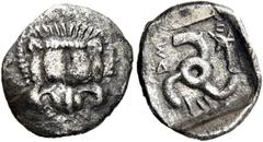 GRIECHEN LYKIEN. DYNASTEN. Mithrapata. 1/6 Stater (1.32g). 390 - 370 v. Chr. Mzst.unbestimmt Vs.: Frontaler Löwenskalp. Rs.: "mithrad", Triskeles in vertieftem Quadrat. Rechts Delfin. Vismara II 196 (