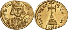 BYZANZ Tiberius III., 698 - 705 n. Chr. Solidus (4,47g) Mzst. Konstantinopel. Vs.: D TIbERIVS PE AV, Büste mit Krone, Panzer, Schild u. Speer. Rs.: VICTORIA AVGY H/ CONOB, Kreuz auf dreistufiger Basis