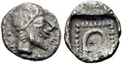 GRIECHEN IONIEN. MAGNESIA AM MÄANDER. Themistokles. Hemiobol ø 7mm (0,33g). Um 459 v. Chr. Vs.: Bärtiger Kopf des Hephaistos mit Kappe u. Lorbeerkranz n. r., dahinter Θ. Rs.: Namensmonogramm ΘΕ in Per