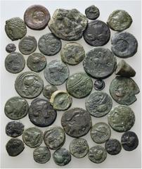 LOTS Griechische AE. AE 5. - 2. Jh. v. Chr. Magna Graecia. Syrakus und andere Städte, darunter ein "Dons" von Akragas. 38 Stück! Grüne und braune Patina. Vorwie­gend gute Erhaltungen, ss und besser VE