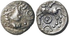 KELTEN ENGLAND. ÖSTLICHES MITTELGALLIEN. Aedui, Typ Kaletedou. Quinar ø 12mm (1,96g). Vs.: Kopf der Roma mit Helm n. l. Rs.: Pferd n. l., darunter Punktkreis u. Torques. D&T 3199 (Var.); Kellner 137. 
