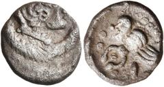 KELTEN DEUTSCHLAND. HESSEN UND RHEINLAND. Typ Nauheim. Quinar ø 14mm (1,81g). Um 100 / 50 v. Chr. Vs.: Lockenkopf mit Lippenpunkten n. r., am Hals Perllinie. Rs.: "Vogel­männchen" n. l. mit Torques mi