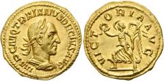 RÖMER RÖMISCHE KAISERZEIT. Traianus Decius, 249 - 251 n. Chr. Aureus ø 19mm (4,31g). Mzst. Rom. Vs.: IMP C M Q TRAIANVS DECIVS AVG, Panzerbüste mit Lorbeerkranz n. r. Rs.: VICT-ORIA AVG, Victoria läuf