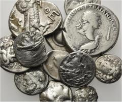 LOTS Griechische AR. Vorwiegend 5. - 2. Jh. v. Chr. Tetra­drachme Athen (1) und kleinere Nominale von Make­donien, Thessalien und Zentralgriechenland. Außerdem Tetradrachme des Trajan. 12 Stück! s, s-