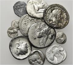 LOTS Griechische AR. Vorwiegend 5. - 2. Jh. v. Chr. Drachmen und kleinere Nominale, hauptsächlich griechi­sches Mutterland. Darunter Sikyon, Argos, Phokis, Athen u.a.m. 13 Stück! s-ss VERKAUFT WIE BES