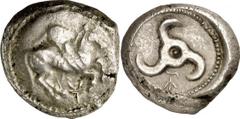 GRIECHEN LYKIEN Stater (9,85g). 460 - 440 v. Chr. Vs.: Nach r. abheben­der Pegasos auf Rundschild, zwischen den Beinen Zei­chen. Rs.: Triskeles mit Zeichen in rundem Incusum. SNG Aul. 4090. ss Estimat