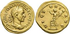 RÖMER RÖMISCHE KAISERZEIT. Traianus Decius, 249 - 251 n. Chr. Aureus ø 20mm (4,15g). Mzst. Rom. Vs.: IMP C M Q TRAIANVS DECIVS AVG, Panzerbüste mit Lorbeerkranz n. r. Rs.: VICT-ORIA AVG, Victoria läuf