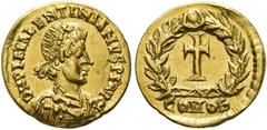 RÖMER RÖMISCHE KAISERZEIT. Valentinian III., 425 - 455 n. Chr. Tremissis ø 13mm (1,40g). 430 - 440 n. Chr. Mzst. Mediolanum. Vs.: D N PLA VALENTINIANVS P F AVG, drapierte Panzerbüste mit Perlendiadem 
