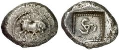 GRIECHEN LYKIEN UNBESTIMMTER DYNAST. Stater (9,32g) 1. Hälfte 5. Jh. V.Chr. Vs.: Eber mit Doppelschlaufe auf dem Hinterschenkel n. r. schreitend, darüber Legendenreste. Das Ganze in Perlkreis. Rs.: Tr