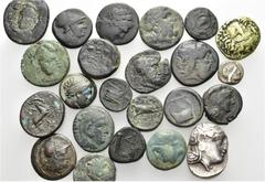 LOTS Griechische Münzen. AE Meist 4. Jh. v. Chr. Überwiegend Bronzemünzen aus Nordgriechenland, z.B. Thessalien. Darunter AE aus Anaktorion (HGC 778, RR! ) Außerdem Tetradrachme Athen (1) und Triobol 