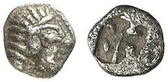 GRIECHISCHE MÜNZEN LESBOS - unbestimmte Münzstätten Tetartemorion, 6. Jhdt. v. Chr. Archaischer Apollonkopf n. rechts / Unregelmäßiges Quadratum incusum. SNG v. Aul. 1810; Slg. Klein 358; Rosen Coll. 