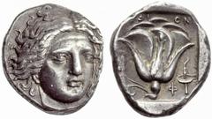 GRIECHISCHE MÜNZEN INSELN VOR KARIEN RHODOS RHODOS. Tetradrachmon um 375. Helioskopf von vorne, leicht n. r. geneigt. Rv. RODI-ON Rose mit Knospe l., im Felde unten r. F und brennende Tellerfackel; da