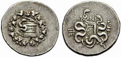 GRIECHISCHE MÜNZEN MYSIEN PERGAMON Cistophor, 104-98. Cista mystica mit geöffnetem Deckel, aus dem Innern windet sich eine Schlange, aussen Efeukranz. Rv. Bogentasche zwischen zwei Schlangen; l. Stadt