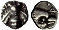 GRIECHISCHE MÜNZEN IONIEN EPHESOS Tetartemorion, 480-450. Biene. Rv. EF Adlerkopf n. r. 0,19 g. Karwiese Serie IV/5. Klein, KM 71, 371. SNG Kayhan 126. Selten .Vorzüglich