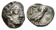 GRIECHISCHE MÜNZEN ATTIKA ATHEN Tetradrachmon um 425. Athenakopf im attischen Helm mit Ranke und drei Ölblätter n. r. Rv. AΘE Eule n. r. stehend, Kopf von vorne, im Felde l. Mondsichel und Olive mit 2