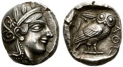 GRIECHISCHE MÜNZEN ATTIKA ATHEN Tetradrachmon um 440-430. Athenakopf im attischen Helm mit Helmzier n. r., auf dem Kessel Ranke und drei Olivenblätter; sie trägt einen scheibenförmigen Ohranhänger und