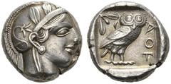 GRIECHISCHE MÜNZEN ATTIKA ATHEN Tetradrachmon, 440-430. Athenakopf im attischen Helm mit Helmzier n.r., auf dem Kessel Ranke und drei Olivenblätter; sie trägt einen scheibenförmigen Ohranhänger und ei