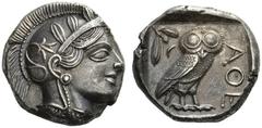 GRIECHISCHE MÜNZEN ATTIKA ATHEN Tetradrachmon, 440-430. Athenakopf im Helm mit Ölblättern und Ranke n.r. Rv. AΘE Eule n.r., Mondsichel und Olive mit zwei Blättern im Felde l. 17,18 g. Svoronos, A. Tf.