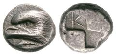 Sammlung De La Tour 2. Teil: Münzen der Antike GRIECHISCHE MÜNZEN PAPHLAGONIEN SINOPE Drachme, 425-410. Adlerkopf n. l., darunter Delphin n. l. Rv. Viergeteiltes Quadratum incusum mit zwei ausgefüllte