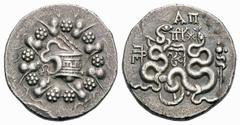 Sammlung De La Tour 2. Teil: Münzen der Antike GRIECHISCHE MÜNZEN MYSIEN PERGAMON Cistophor um 76. Cista mystica mit geöffnetem Deckel, aus dem Innern windet sich eine Schlange, aussen Efeukranz. Rv. 