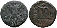 Imperio Bizantino MAURICIO TIBERIO. Follis. (Ar. 12,00g/25mm). 583-4 d.C. Antioquía. (Seaby 532). Anv: Busto coronado y con coraza de Mauricio Tiberio sosteniendo cruz, alrededor leyenda. Rev: M grand