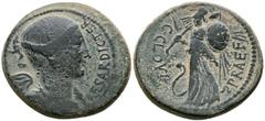 República Romana JULIO CESAR como Dictador con C. CLOVIUS como Prefecto. Dupondio. (Ae. 12,49g/28mm). 46-45 a.C. Roma. (Crawford 476/1a; RPC 601). Anv: Busto drapeado de Victoria a derecha, delante le