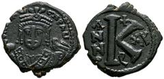Imperio Bizantino MAURICIO TIBERIO. 1/2 follis. (Ae. 5,08g/21mm). 582-602 d.C. Constantinopla. (Seaby 497). Anv: Busto coronado y coraza de Mauricio Tiberio de frente, alrededor leyenda. Rev: K grande