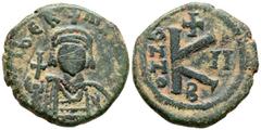 Imperio Bizantino MAURICIO TIBERIO. 1/2 Follis. (Ar. 6,04g/22mm). 588-589 d.C. Constantinopla. (Seaby 497; DOC 49b). Anv: Busto coronado y con coraza de Mauricio Tiberio sosteniendo cruz, alrededor le