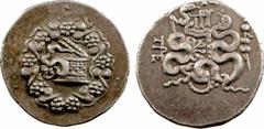 Mysie, cistophore, Pergame, c.180-133 av. J.-C. A/Anépigraphe. Ciste mystique d'où s'échappe un serpent ; le tout dans une couronne de lierre en fleur. R/Anépigraphe. Arc dans le goryte, paré d'aplust