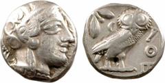 Attique, tétradrachme, Athènes, c.480-400 av. J.-C. A/Anépigraphe. Tête d'Athéna à droite, coiffée du casque à aigrette, orné sur le devant de trois feuilles d'olivier ; elle porte des boucles d'oreil