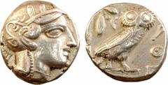 Attique, tétradrachme, Athènes, c.480-400 av. J.-C. A/Anépigraphe. Tête d'Athéna à droite, coiffée du casque à aigrette, orné sur le devant de trois feuilles d'olivier ; elle porte des boucles d'oreil