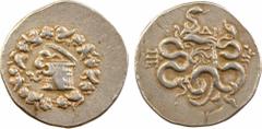 Mysie, cistophore, Pergame, c.104-98 av. J.-C. A/Anépigraphe. Ciste mystique d'où s'échappe un serpent ; le tout dans une couronne de lierre en fleur. R/Anépigraphe. Arc dans le goryte, paré d'aplustr