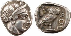 Attique, tétradrachme, Athènes, c.480-400 av. J.-C. A/Anépigraphe. Tête d'Athéna à droite, coiffée du casque à aigrette, orné sur le devant de trois feuilles d'olivier ; elle porte des boucles d'oreil