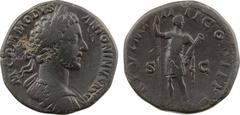 Commode, sesterce, Rome, 180 A/M COMMODVS ANTONINVS AVG. Buste lauré à droite, drapé et cuirassé, vu de trois quarts en arrière. R/TR P V IMP II-II COS II P P/ S/ C. L'Empereur debout à gauche, regard