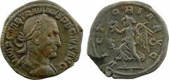 Trajan Dèce, sesterce, Rome, 249 A/IMP C M Q TRAIANVS DECIVS AVG. Buste lauré à droite, drapé et cuirassé, vu de trois quarts en arrière. R/VICT-ORIA AVG/ S/ C. La Victoire marchant à gauche, tenant u