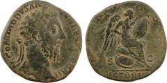 Commode, sesterce, Rome, 185 A/M COMMODVS ANTON AVG PIVS BRIT. Tête laurée à droite. R/[P M TR P X IMP VII COS IIII P P/ V]ICT BRI[T]/ S/ C. La Victoire assise à droite sur une pile de boucliers, tena