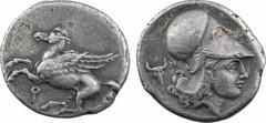 Corinthe, statère, 375-300 av. J.-C A/Anépigraphe. Pégase volant à gauche ; au-dessous, lettre punique. R/Anépigraphe. Tête d'Athéna à droite, coiffée du casque corinthien muni du couvre-nuque ; derri