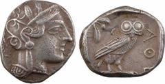 Attique, tétradrachme, Athènes, c.480-400 av. J.-C. A/Anépigraphe. Tête d'Athéna à droite, coiffée du casque à aigrette, orné sur le devant de trois feuilles d'olivier ; elle porte des boucles d'oreil