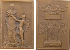 Roty (O.) : l'Académie des sciences à Philippe Fabia, fouilles de Fourvière, 1913 Paris A/XXIII AOUT/ MDCCCLXXIX. Un ange nu, debout à gauche, dépose des roses sur une stèle surmontée d'un buste, où l