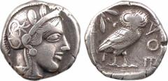 Attique, tétradrachme, Athènes, c.480-400 av. J.-C. A/Anépigraphe Tête d'Athéna à droite, coiffée du casque à aigrette, orné sur le devant de trois feuilles d'olivier ; elle porte des boucles d'oreill