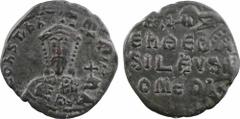 Constantin VII et Romain I, follis type 5, Constantinople, s.d. (janvier à avril 945) A/+ CONST' bA - SIL' ROM' Buste de face de Constantin VII portant le stemma, vêtu du clapotos loros et tenant l'ak
