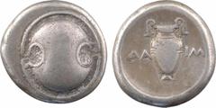Greek coins Béotie, Thèbes, statère au nom du magistrat ?A-IM, c.379-368 av. J.-C. A/Anépigraphe Bouclier béotien de face R/?A - IM Amphore avec une branche de lierre enroulée sur chaque anse, dans un